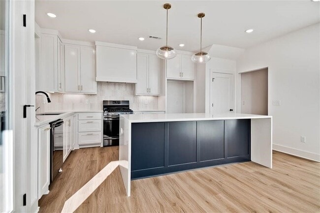 Building Photo - 8 Cranfield Dr