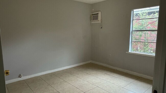 Building Photo - Your dream home awaits!