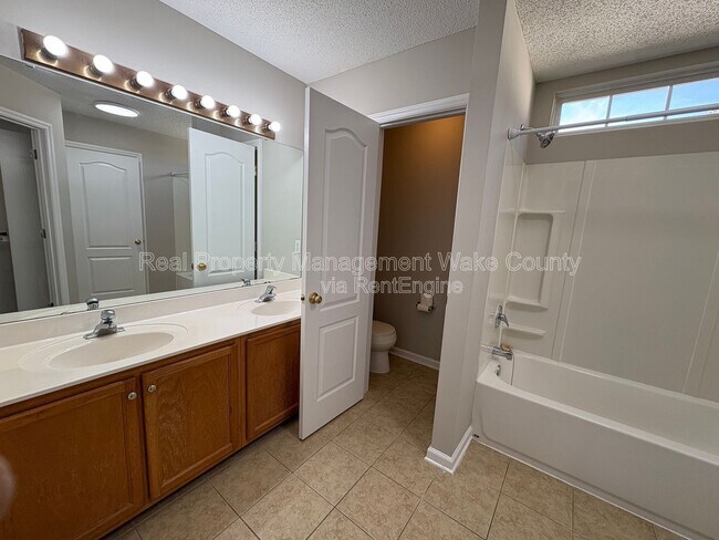 Building Photo - 9704 Erinsbrook Dr