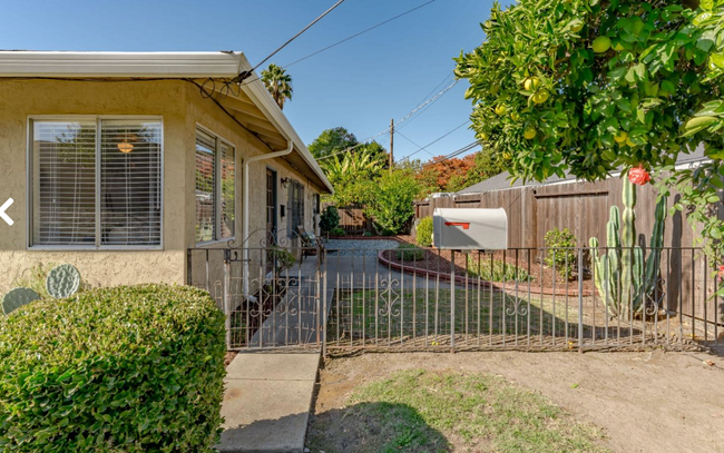 Building Photo - Adorable 2/1 Half-Plex w/Garage!  MUST SEE...