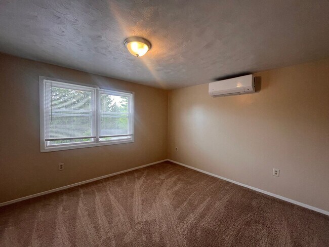 Building Photo - Remodeled Townhome Blocks from Penn State!