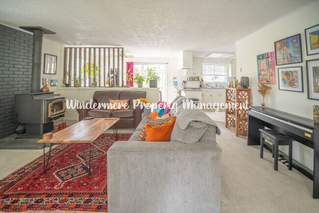 Building Photo - Sunny, Bright 2 bedroom in Poulsbo, Community Beach/Playground