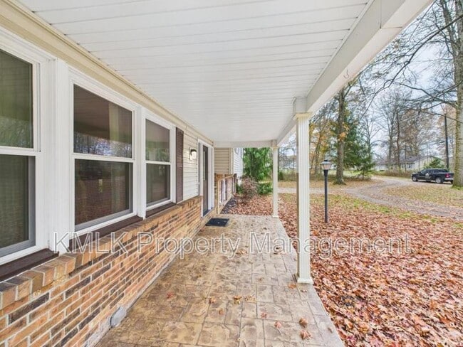 Building Photo - 874 Pleasant St