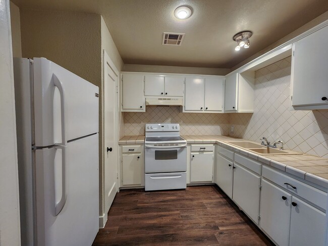 Building Photo - Newly Renovated 3 bedroom 1 bath home in S...