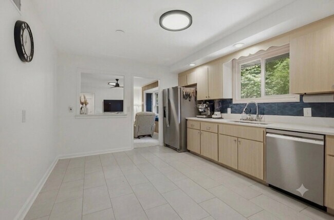 Building Photo - 6555 Brownlee Dr