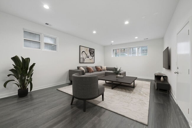 Building Photo - 1952 W Ohio St