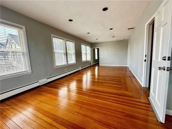 Building Photo - 834 Central Ave