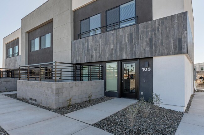 Building Photo - 432 S 32nd St