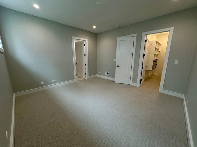 Building Photo - 4243 N Damen Ave