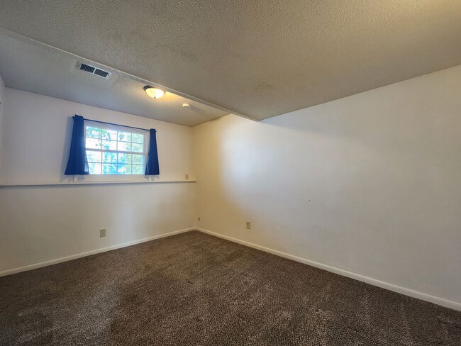 Building Photo - 2 Bed 1 Bath Duplex