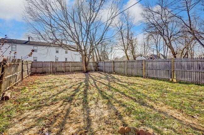 Building Photo - Four Bedroom Available in Dayton!