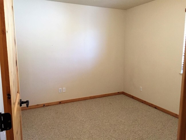 Building Photo - 5063 E Lakeview Dr