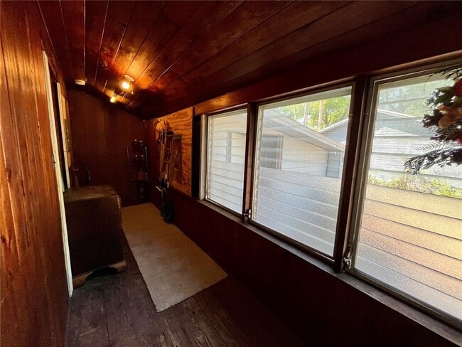 Building Photo - 108 W Comanche Ave