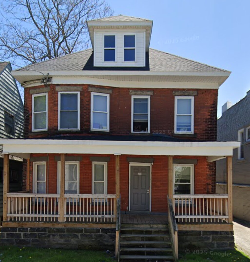 Building Photo - 349 W 8th St