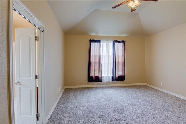 Building Photo - 221 Geode Ln