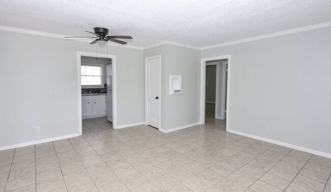 Building Photo - 903 W Kern Rd