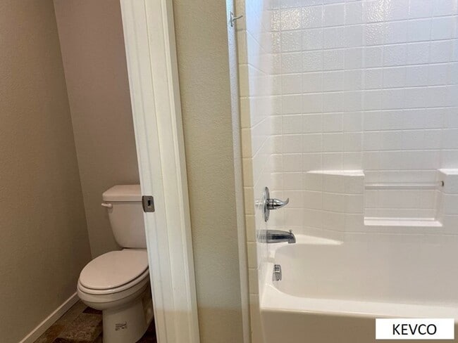 Building Photo - Lovely Newer Townhouse