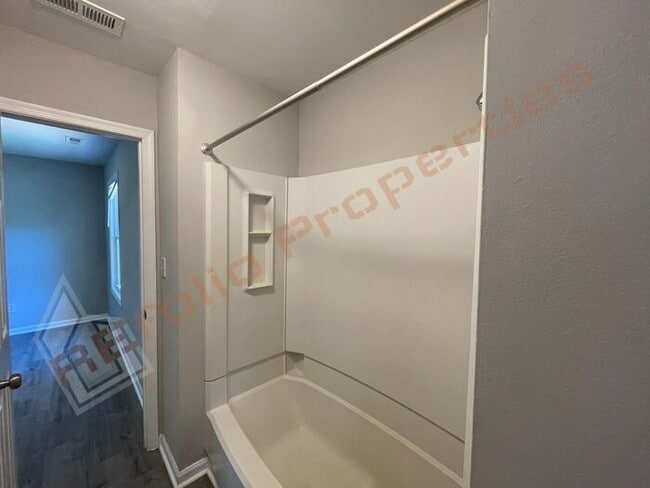 Building Photo - Carpetless 2 BD 2.5 Bath 2 Story Quadplex ...