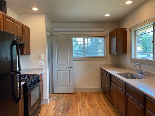 Building Photo - STUDENTS WELCOME! Charming 3 Bed 2 Bath Single Family Home in Old Town