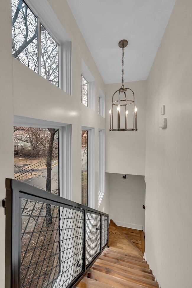 Building Photo - 921 Hillview Heights