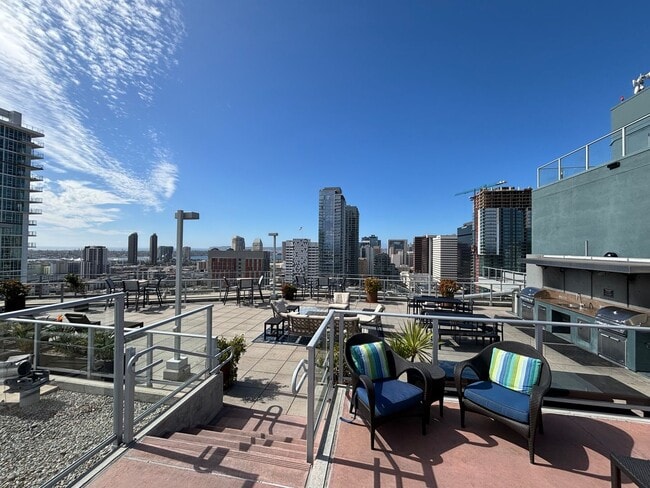 Building Photo - Gorgeous Studio W/ W/D, A/C, Balcony, Rooftop Deck, Gym, Jacuzzi with City views!!