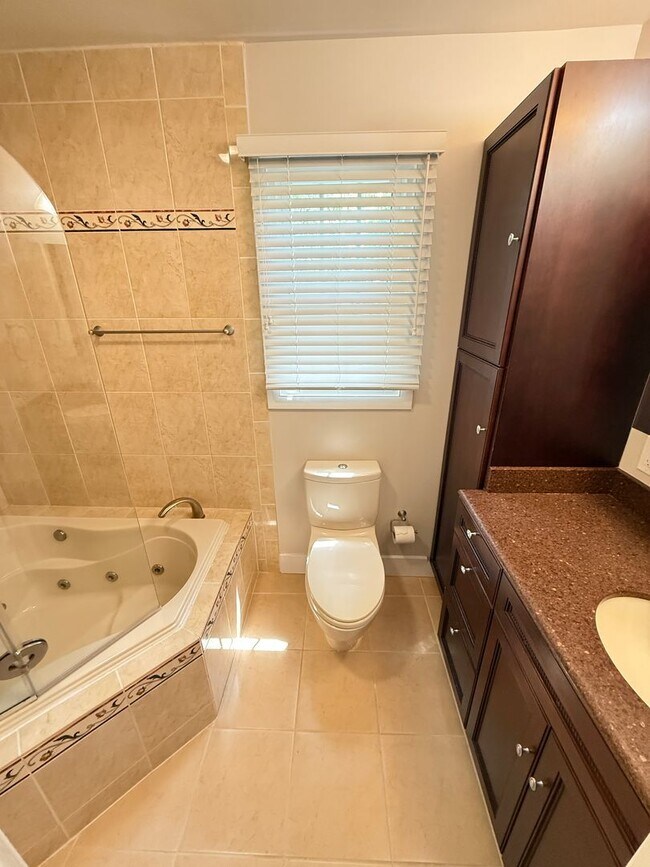 Building Photo - Renovated 4 Bed, 2.5 Bath in Wyngate WITH ...