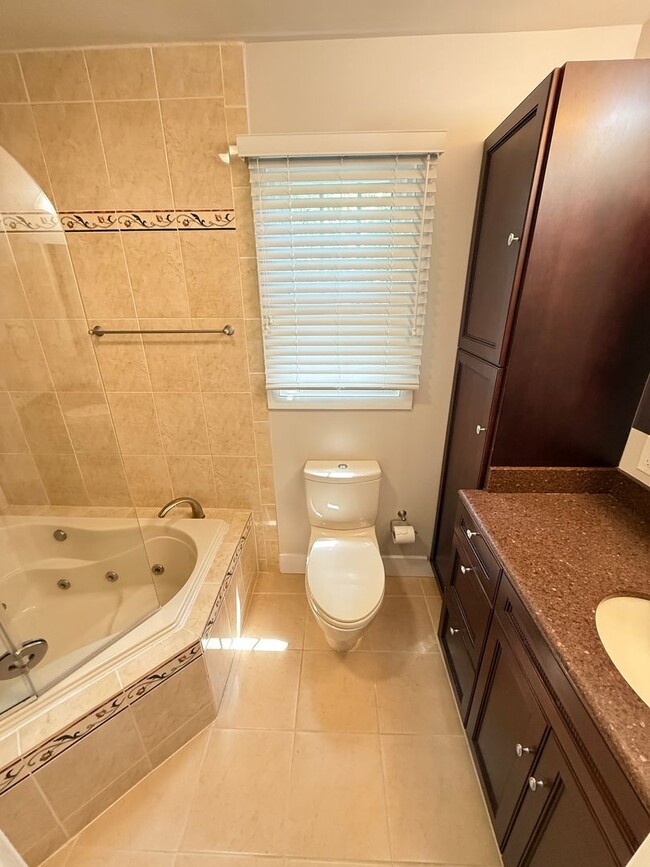 Building Photo - Renovated 4 Bed, 2.5 Bath in Wyngate WITH LAWN CARE INCLUDED!