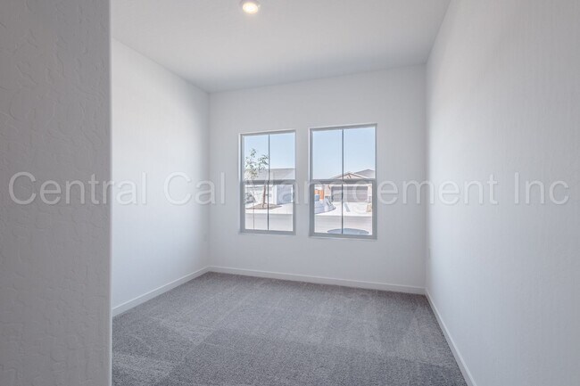 Building Photo - 4 Bedroom, 2 Bath Home with Solar in the Southwest - $2495 Per Month!