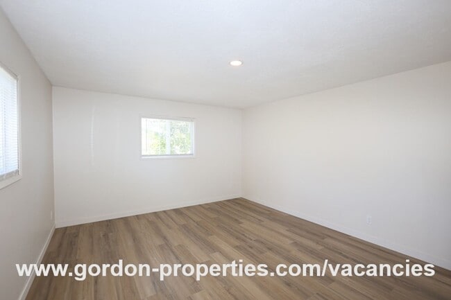 Building Photo - Saint Helens OR - upstairs flat 2 bedroom unit in duplex