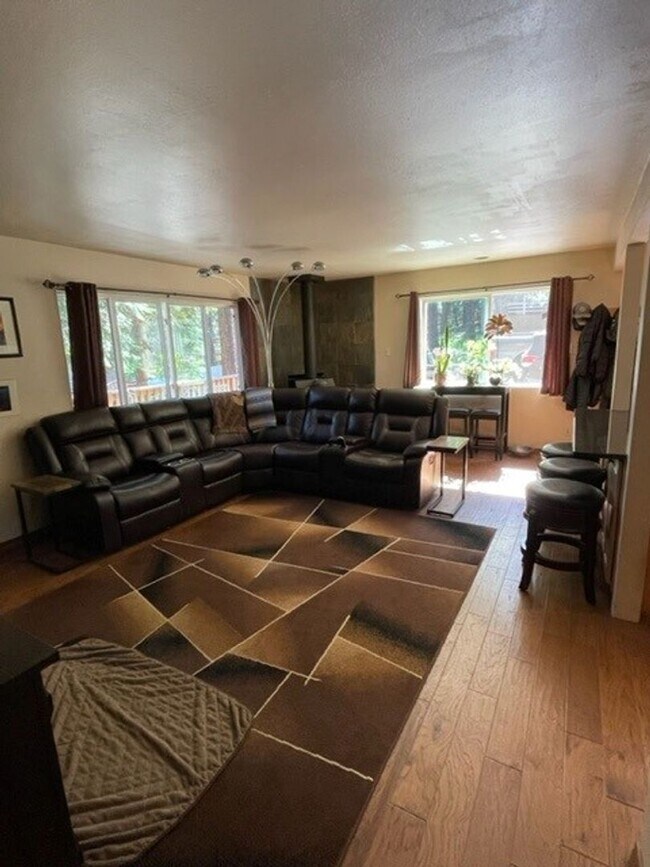 Building Photo - Charming pet friendly home available for a...