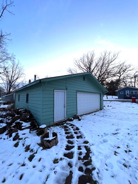 garage - 12708 Foster St