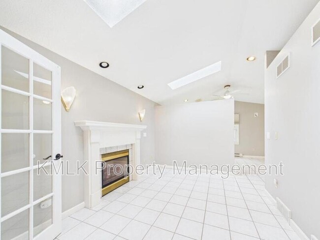 Building Photo - 874 Pleasant St