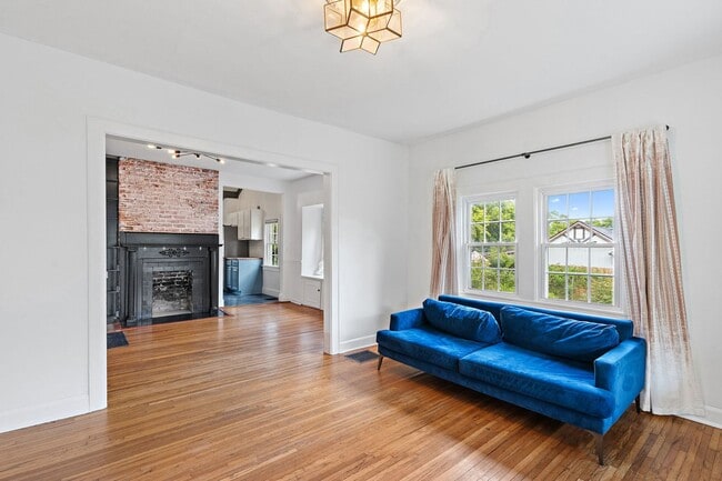 Building Photo - Adorable East Nashville Cottage w/ HUGE Fully-Fenced backyard!
