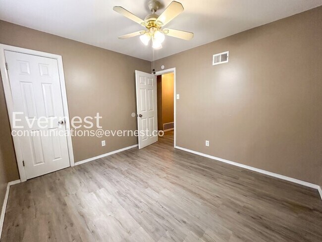 Building Photo - 3 Bed/1 Bath Home with Off-Street Parking / Pet-Friendly / Vouchers Accepted / Available Now!