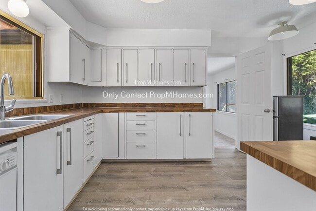 Building Photo - Charming Three Bedroom in Woodstock Neighborhood!