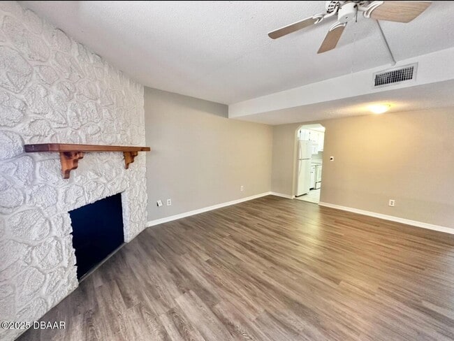 Building Photo - 2250 S Palmetto Ave