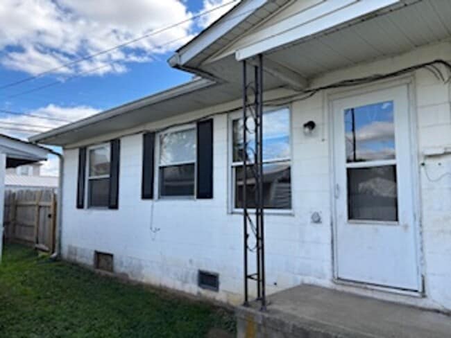 Building Photo - 3 bedroom, 1 bathroom Triplex: Martinsville