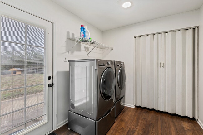 Building Photo - 6864 Aspenhill Dr