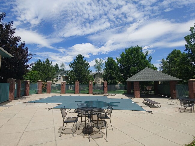 Building Photo - 1 MONTH FREE! Spacious & Light Filled 2-Be...