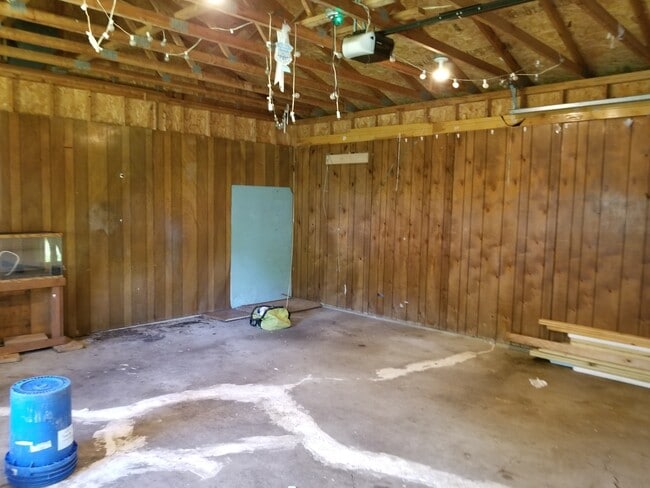 Building Photo - 547 N Ridgemoor Ave