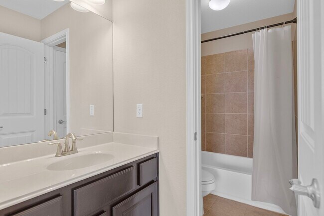 Building Photo - 2406 Sweetwater Ln