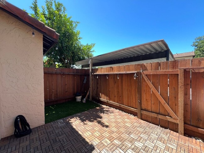 Building Photo - Charming Apartment in Gilroy