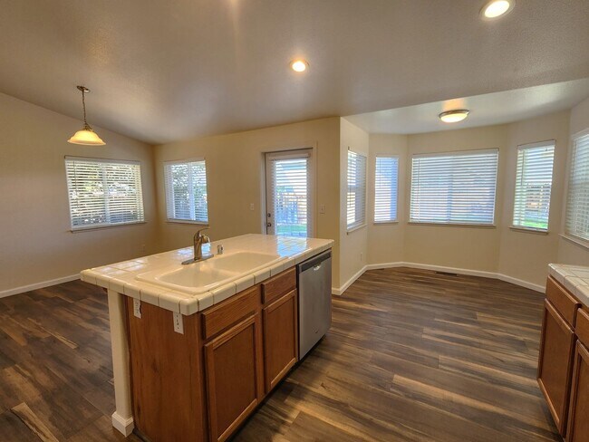 Building Photo - Rent Special $500 off 1st mo's