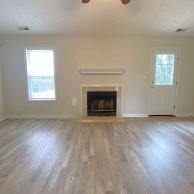 Building Photo - 3 Bedroom/3 Bath Ranch Close to Fort Liberty