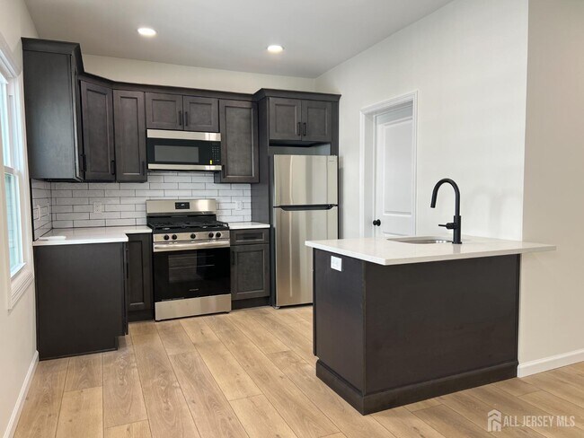 Building Photo - 33 Obert St