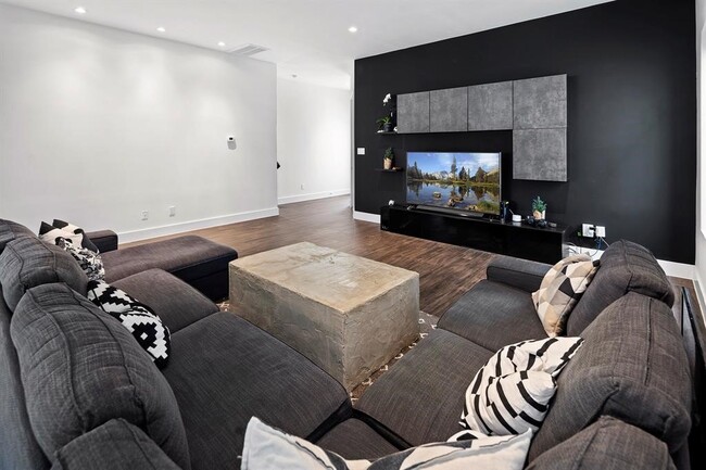 Building Photo - 5511 Paraiso Pl