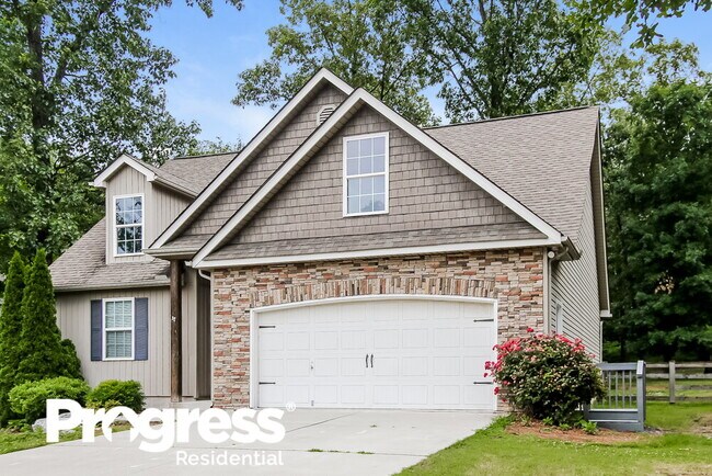 Building Photo - 305 Talon Dr SE