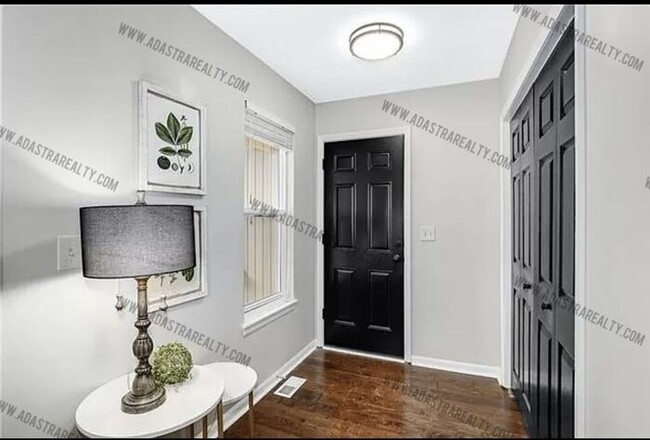 Building Photo - Gorgeous Modern Shawnee Townhome-Available...