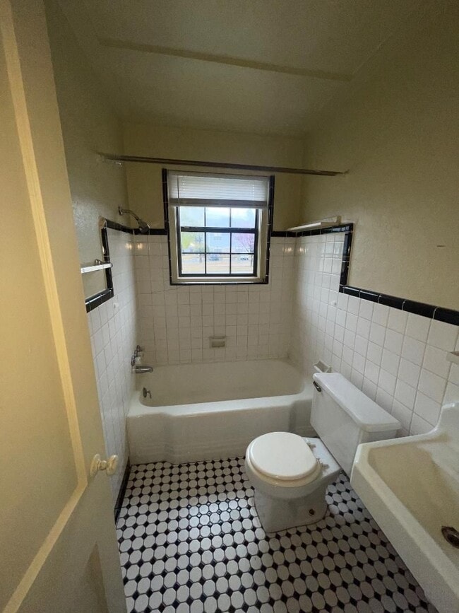 Building Photo - 1 Bed 1 Bath Duplex For Lease!