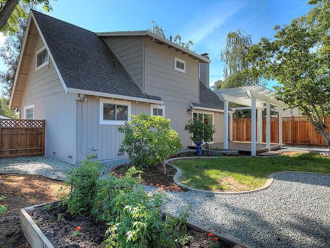 Building Photo - "Spacious 3-Bedroom Retreat with 2 Full Baths in Charming Pleasanton!"